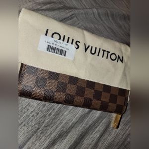**SOLD**Authentic* Louis Vuitton Zippy Wallet